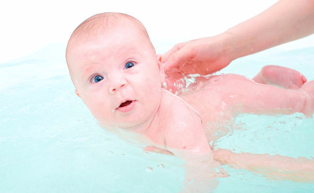 Плавание для грудничков в ванне и в бассейне: польза или вред?