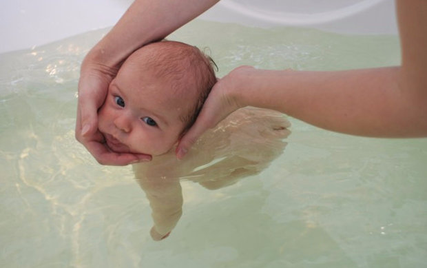 Плавание для грудничков в ванне и в бассейне: польза или вред?