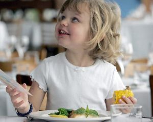 446096 dining out with kids 300x239 - Правила этикета для детей в любых жизненных ситуациях