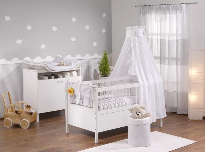 Приятный интерьер комнаты для новорожденного