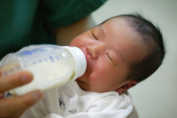 как понять наедается ли новорожденный грудным молоком