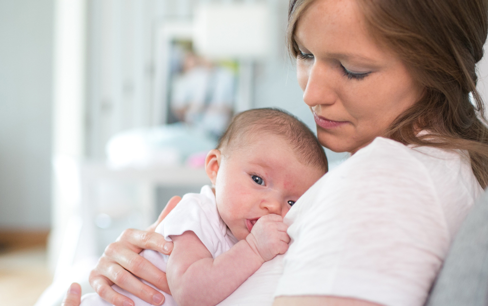 Почему новорожденный срыгивает после кормления