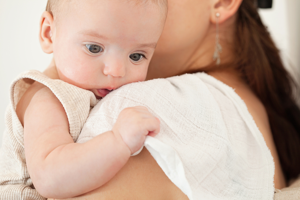 Почему новорожденный часто срыгивает после кормления