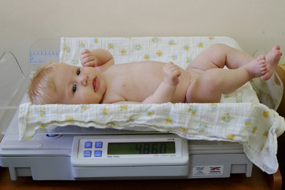 вес ребенка в первый месяц жизни