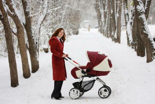 Мама гуляет с новорожденным зимой
