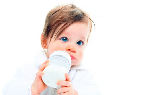 Младенец с бутылочкой