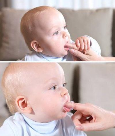 Очищение зубов у младенца