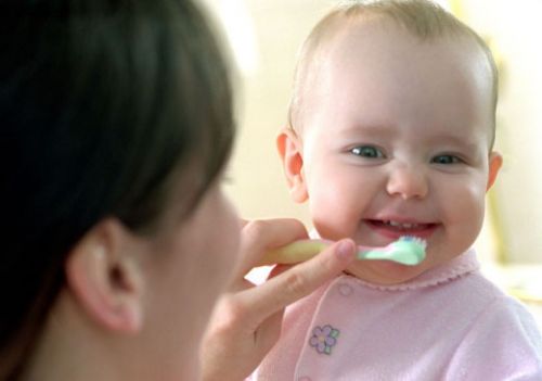 Ребенку чистят зубы щеткой