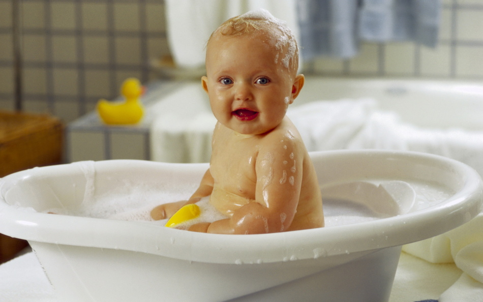 Малыш в ванной перед вычесыванием корочек
