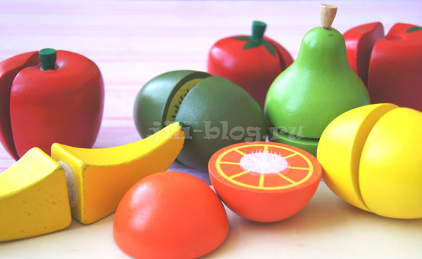 Разрезные фрукты на доске с ножиком