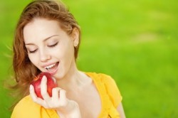 Плохо помытые фрукты и ягоды - причина заражения дизентерией 