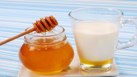 Используйте для лечения молоко и мед
