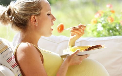 Беременная женщина кушает