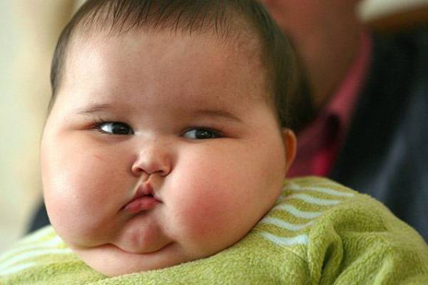 От неконтролируемого поедания смеси у новорожденного может развиться ожирение