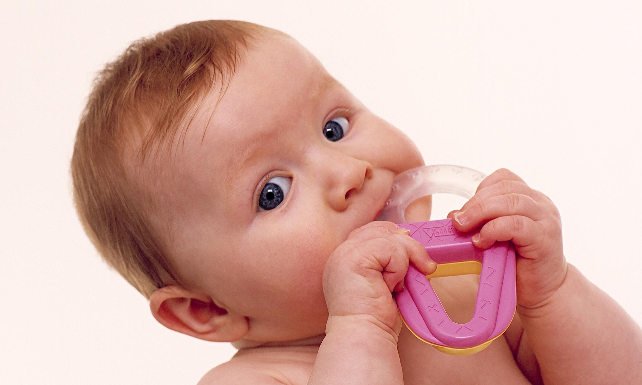 Прорезывание зубов – малыш все тянет в рот