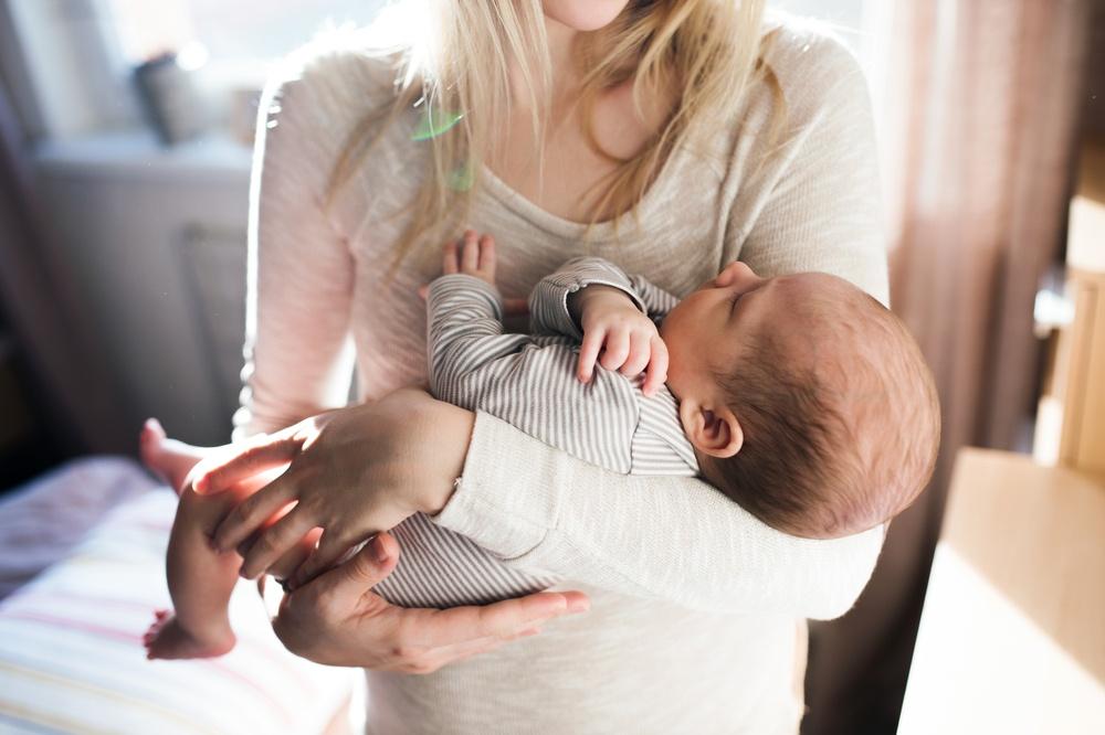 Младенец на руках у мамы