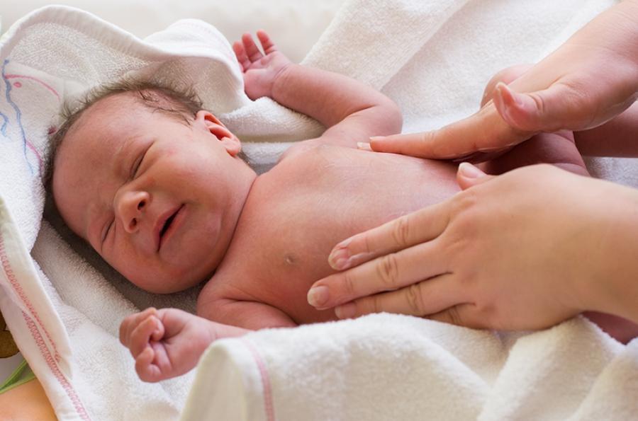Колики у новорожденных – настоящее испытание для их родителей
