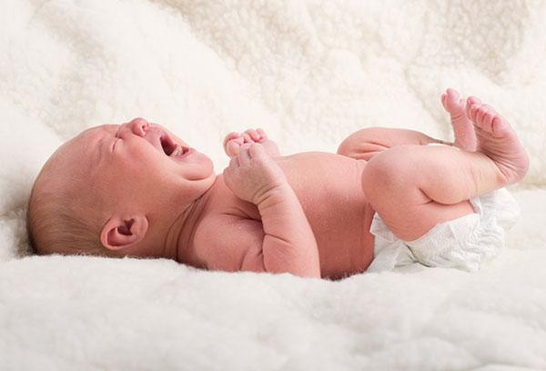 Новорожденный может начать кряхтеть и выгибаться