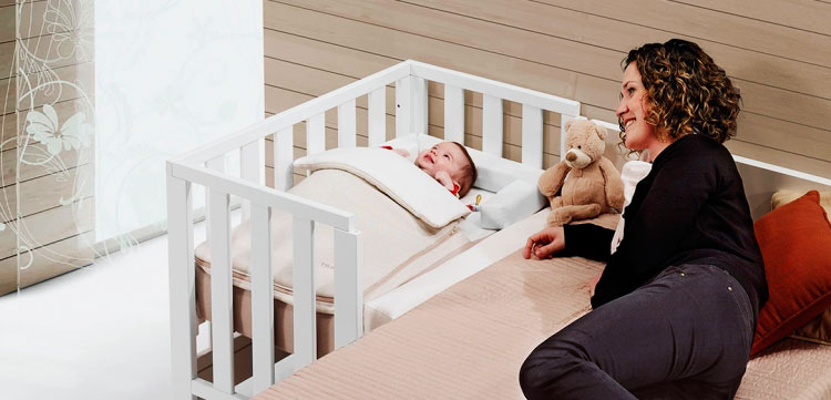 Приставная кроватка для младенца - фото в интерьере
