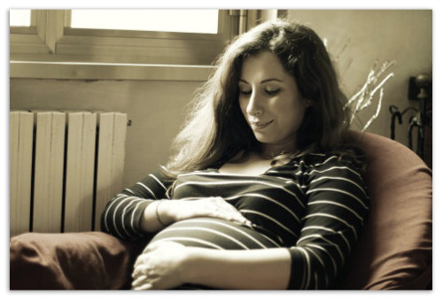 Беременная женщина в кресле.