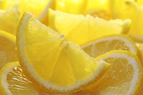 Лимон следует исключить из рациона