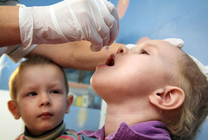 детям делают оральную прививку от полиомиелита