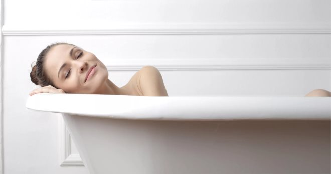 Когда можно принимать ванну после родов, и как это правильно делать?