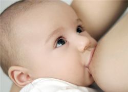 как правильно давать ребенку грудь