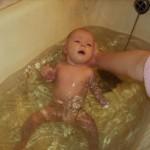 Когда учить новорожденного плавать