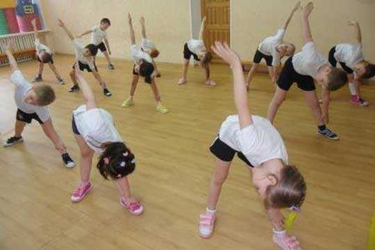 Название группы гимнастики. Растяжка на физкультуре в школе. Игровой стретчинг для детей дошкольного возраста. Стретчинг на уроках физической культуры. Стретчинг для детей дошкольного возраста.